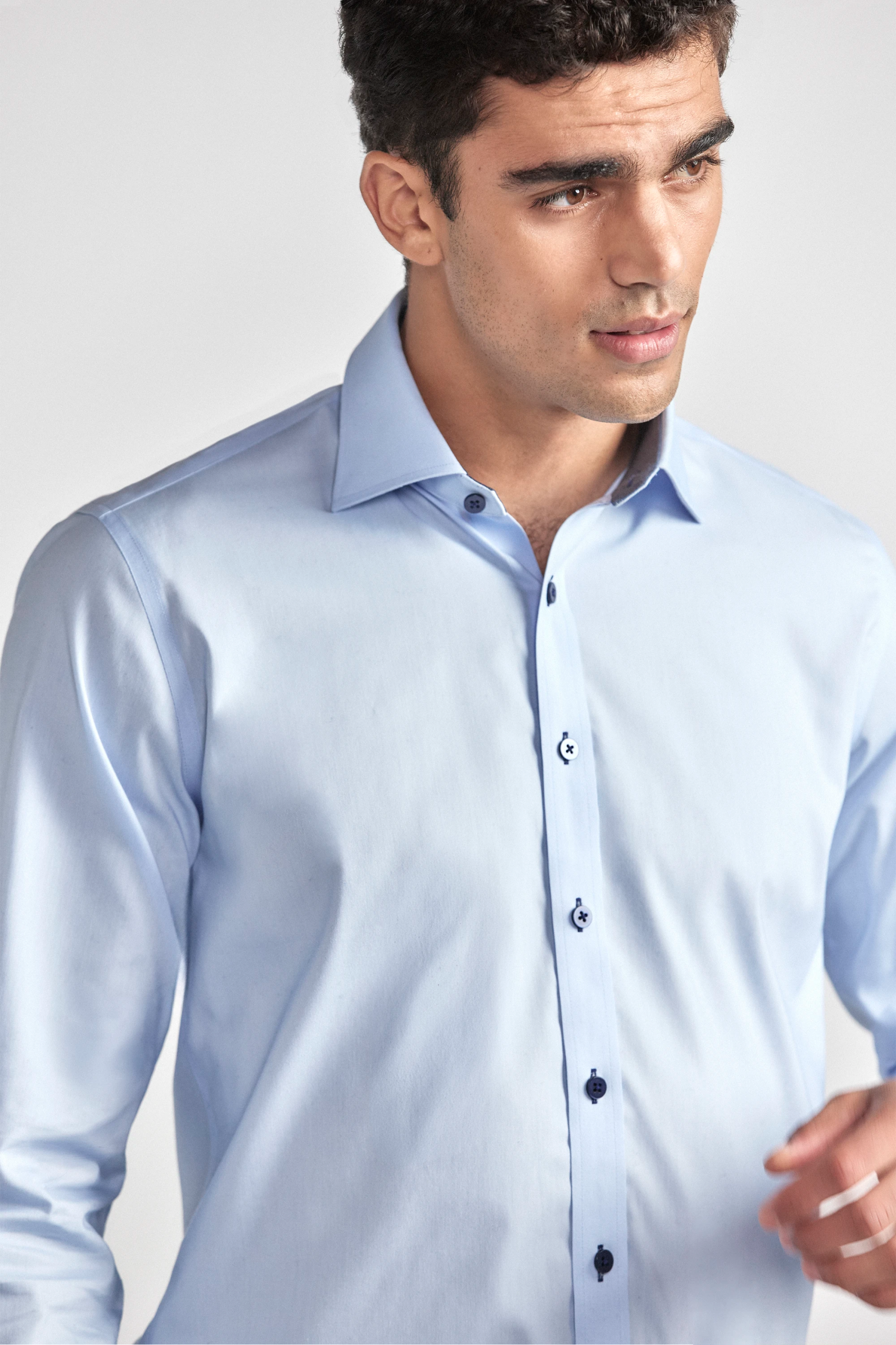 Leader-Blue-Navy-Buttons-Contrast-Creative-26.1_1561d1a5-e647-4bba-bb5c-1397ab930b81.png