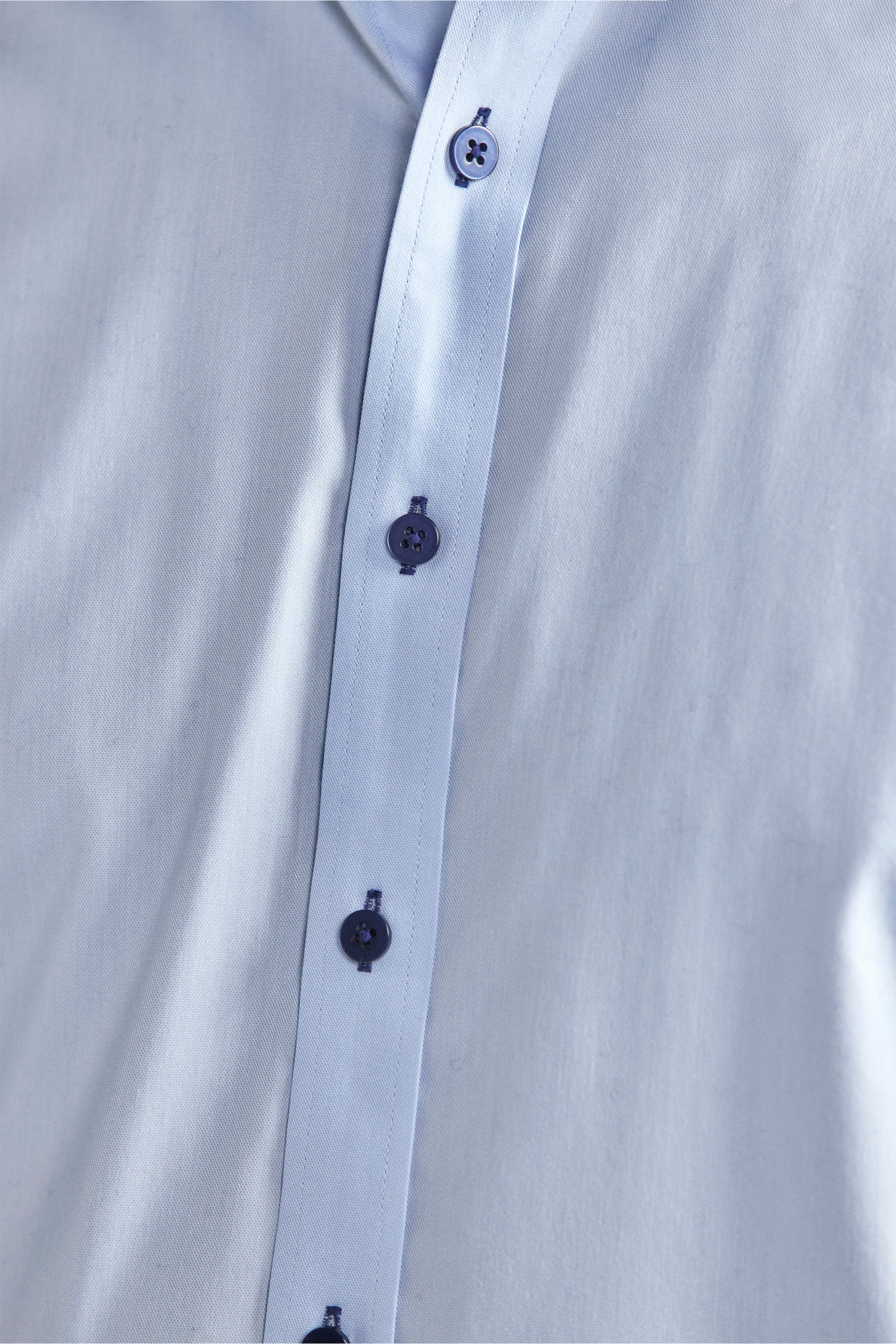 Leader-Blue-Navy-Buttons-Contrast-Detail-26.1.png
