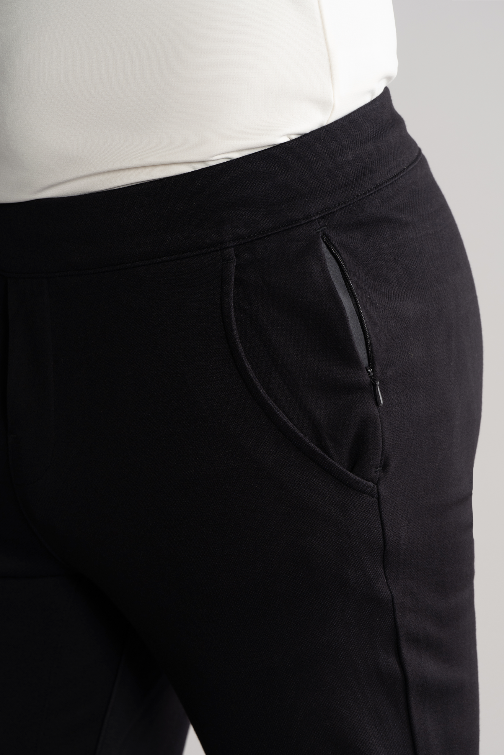 black_ALJ004_D2_2025.png